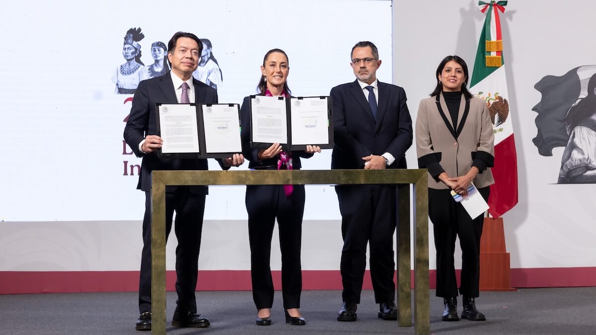 Sheinbaum firma decretos para beneficio de las y los maestros