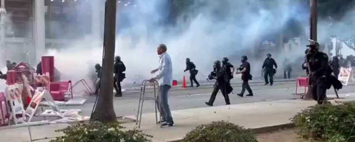Los políticos anticubanos en EU callan ante la represión a migrantes en Los Ángeles, denunció el ministro cubano Bruno Rodríguez