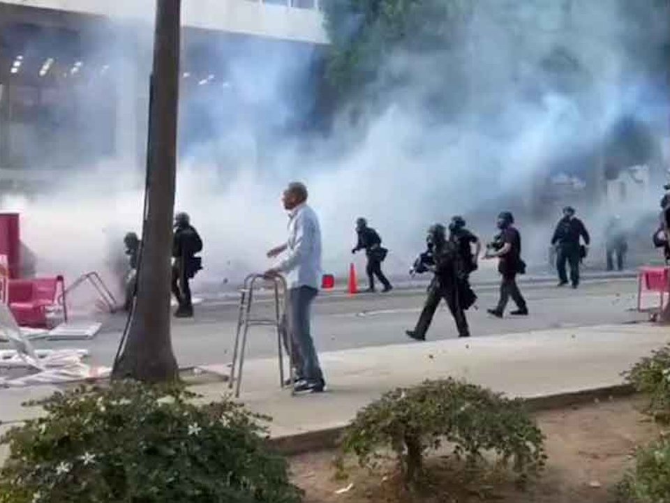 Los políticos anticubanos en EU callan ante la represión a migrantes en Los Ángeles, denunció el ministro cubano Bruno Rodríguez