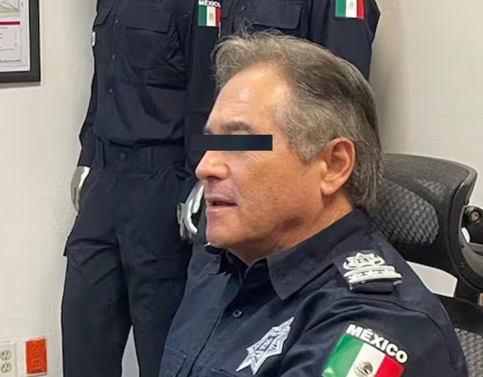 La Interpol busca a Hernán Bermúdez Requena, titular de Seguridad de Tabasco durante el gobierno del hoy senador por Morena, Adán Augusto López, por delitos federales. Se le vincula al grupo criminal La Barredora, tráfico de drogas y posible lavado de dinero. 
