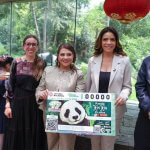 Xin Xin, la panda gigante, es motivo de un nuevo homenaje: Lotería Nacional emite billete para sorteo del 25 de julio.