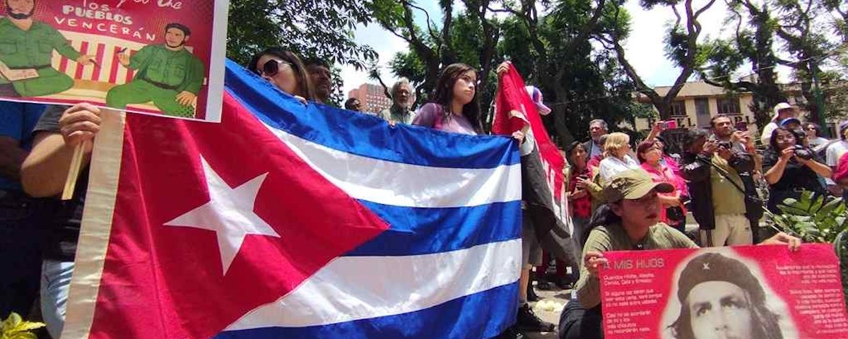 Con gritos de "Cuba sí, Alessandra no” manifestantes pidieron sancionar a la alcaldesa que quitó las estatuas y exigieron las devuelva