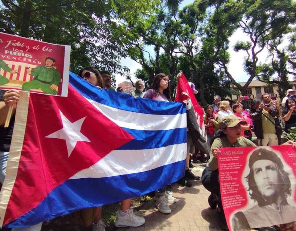 Con gritos de "Cuba sí, Alessandra no” manifestantes pidieron sancionar a la alcaldesa que quitó las estatuas y exigieron las devuelva