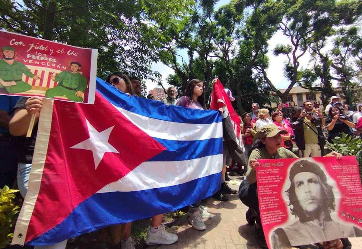 Exigen devolución de estatuas del Che y Fidel
