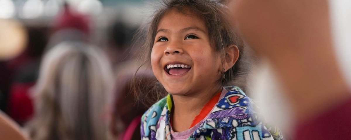 El dato es la historia de millones de mexicanas y mexicanos que dejaron de vivir en pobreza multidimensional. Respecto a 2016, hoy esos casi 14 millones, dan cuenta de que, cuando el ingreso mejora y los programas sociales llegan a quienes más lo necesitan, las carencias retroceden. 