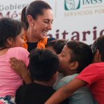 La pobreza multidimensional  pasó de 41.9 % en 2018 a 29.6 % en 2024, reporta el Inegi. Esto representa una reducción de 8.3 millones de personas pobres respecto a 2022 y marca un avance significativo en materia de bienestar social.