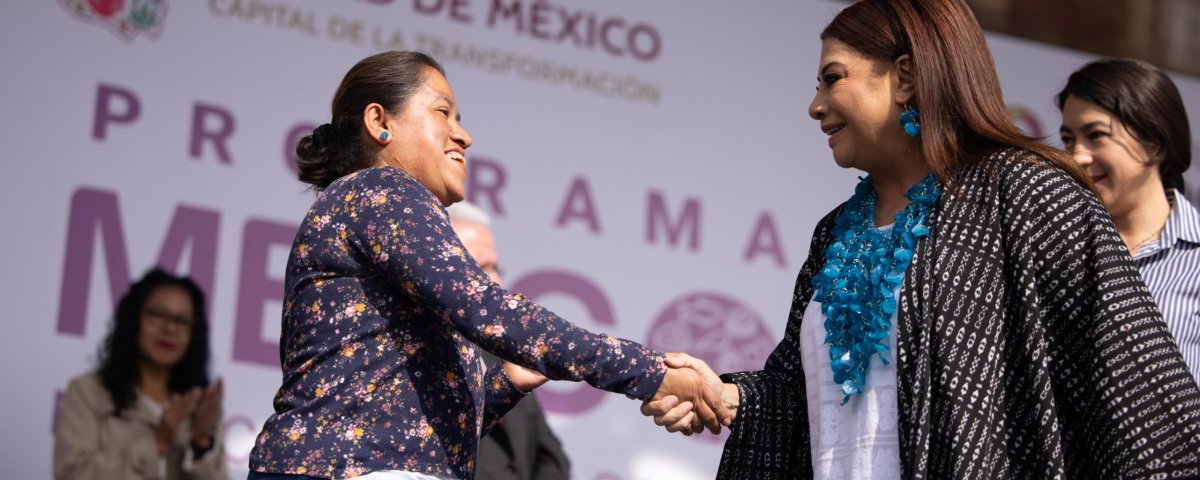 Antes se entregaban despensas, hoy con una inversión de 900 millones de pesos, Clara Brugada pone en marcha Mercomuna un sistema de vales para canjear en comercios. Se entregarán 335 mil vales. La meta es que para 2026 es llegar a 700 mil hogares.