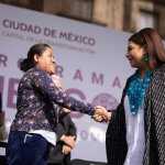Antes se entregaban despensas, hoy con una inversión de 900 millones de pesos, Clara Brugada pone en marcha Mercomuna un sistema de vales para canjear en comercios. Se entregarán 335 mil vales. La meta es que para 2026 es llegar a 700 mil hogares.