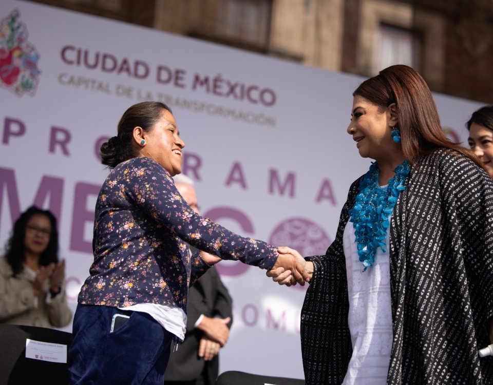 Antes se entregaban despensas, hoy con una inversión de 900 millones de pesos, Clara Brugada pone en marcha Mercomuna un sistema de vales para canjear en comercios. Se entregarán 335 mil vales. La meta es que para 2026 es llegar a 700 mil hogares.