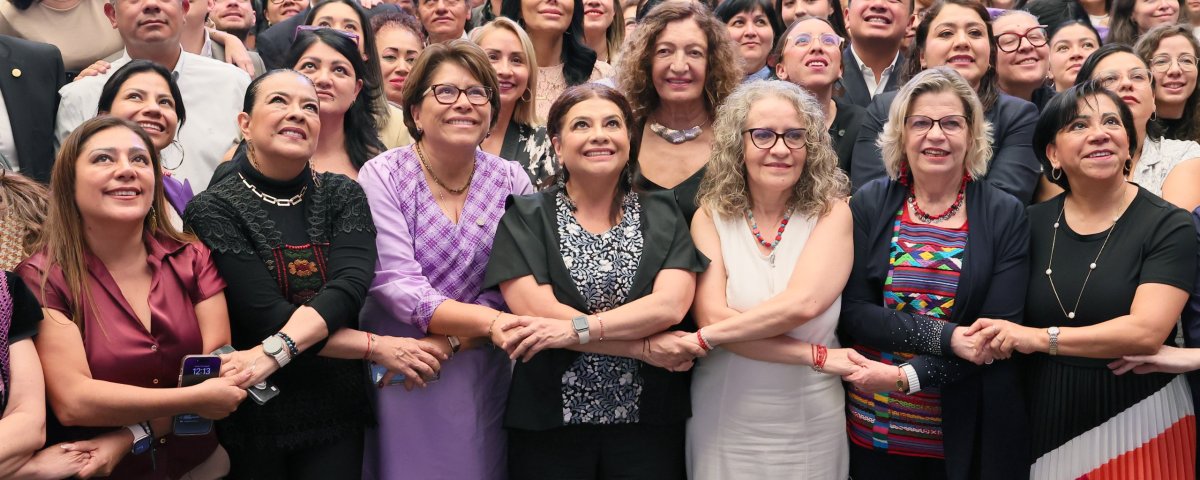 La Jefa de Gobierno, Clara Brugada Molina, presentó la Iniciativa de Ley del Sistema Público de Cuidados y reformas a la Constitución Política de la Ciudad de México. El objetivo es erradicar la división sexual del trabajo y reconocer las tareas de cuidado como un derecho humano universal, indispensable para la sostenibilidad de la vida y la sociedad.