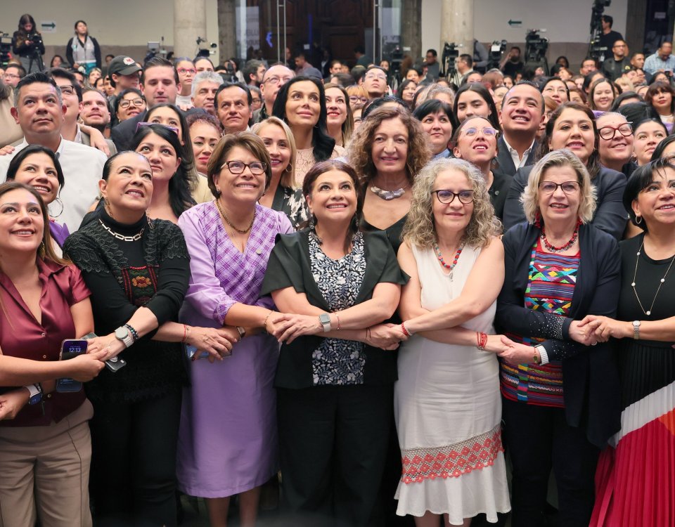 La Jefa de Gobierno, Clara Brugada Molina, presentó la Iniciativa de Ley del Sistema Público de Cuidados y reformas a la Constitución Política de la Ciudad de México. El objetivo es erradicar la división sexual del trabajo y reconocer las tareas de cuidado como un derecho humano universal, indispensable para la sostenibilidad de la vida y la sociedad.