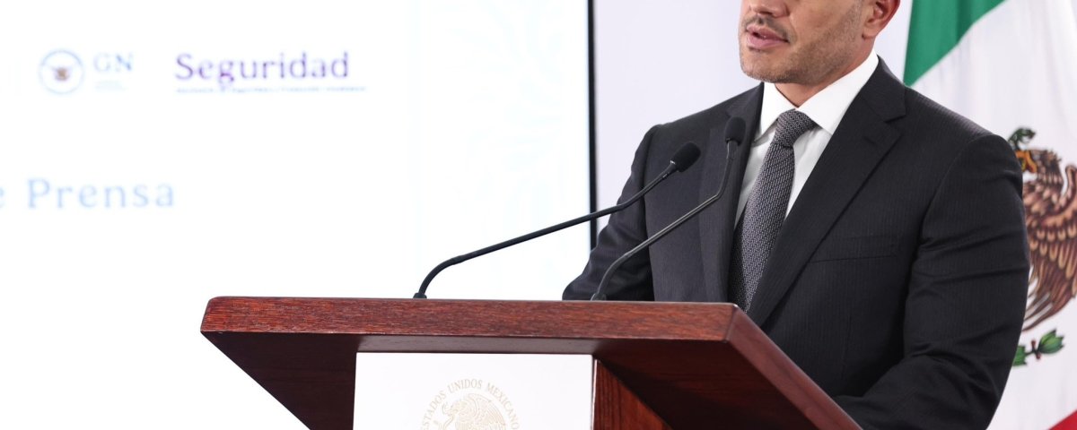 México trasladó a 26 generadores de violencia a Estados Unidos para frenar operaciones criminales, informó Omar García Harfuch. Fue una medida soberana para impedir que, desde prisión, continuaran operando redes criminales.