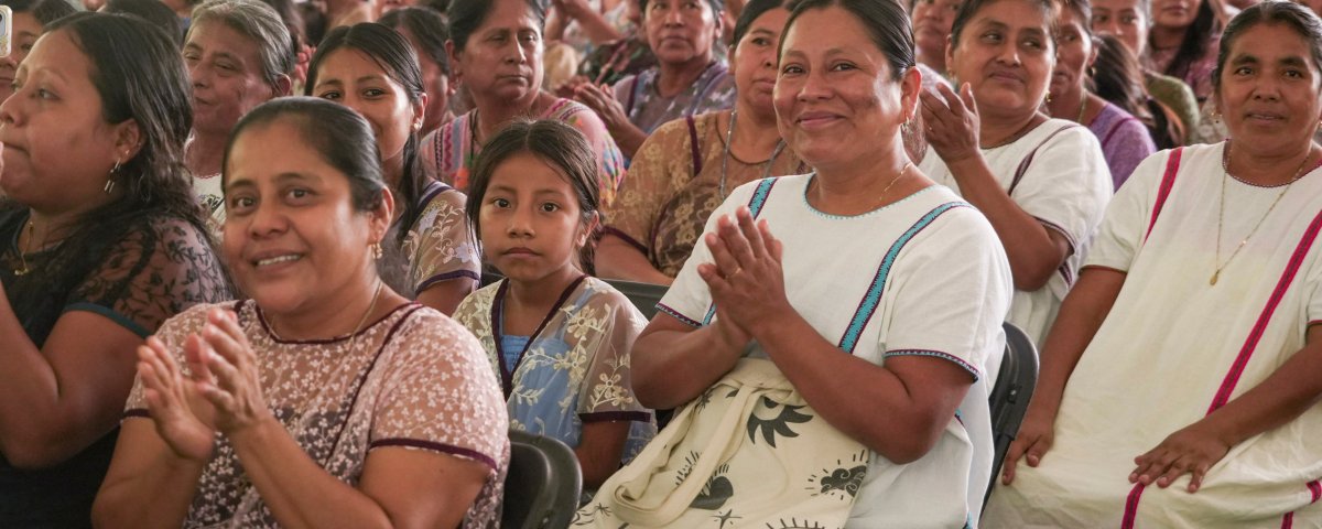 La palabra de una mujer indígena, artesana, vale más que cualquier firma o cualquier contrato, afirmó la mandataria, al subrayar que el apoyo a las mujeres amuzgas se otorga sin trámites engorrosos ni intermediarios