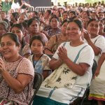 La palabra de una mujer indígena, artesana, vale más que cualquier firma o cualquier contrato, afirmó la mandataria, al subrayar que el apoyo a las mujeres amuzgas se otorga sin trámites engorrosos ni intermediarios