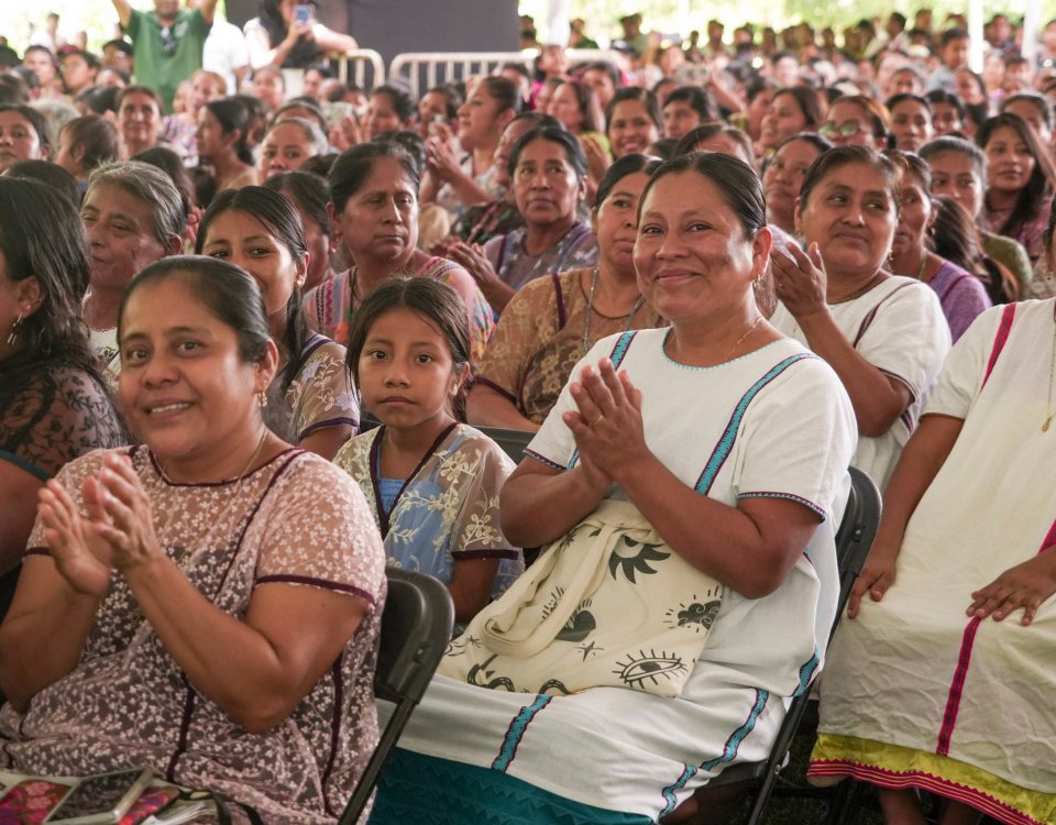 La palabra de una mujer indígena, artesana, vale más que cualquier firma o cualquier contrato, afirmó la mandataria, al subrayar que el apoyo a las mujeres amuzgas se otorga sin trámites engorrosos ni intermediarios