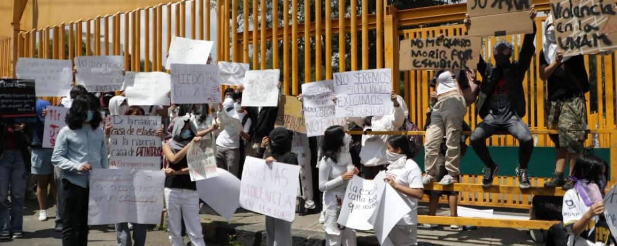 El asesinato de un estudiante en el CCH Sur evidenció la urgencia de reforzar la atención emocional y reconocer las señales de alarma. La Dra. Joselyn Lugo, Directora del Centro de Atención Psicopedagógica subrayó la necesidad de protocolos de detección temprana, apoyo psicológico inmediato y formación en convivencia pacífica para prevenir nuevas tragedias