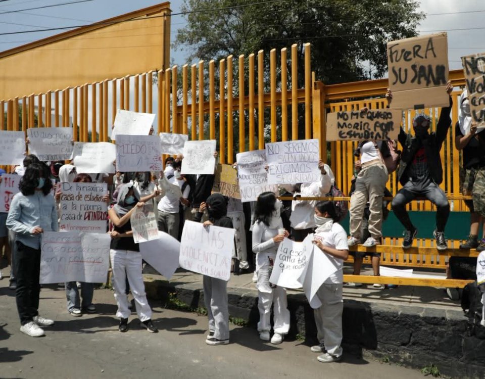 El asesinato de un estudiante en el CCH Sur evidenció la urgencia de reforzar la atención emocional y reconocer las señales de alarma. La Dra. Joselyn Lugo, Directora del Centro de Atención Psicopedagógica subrayó la necesidad de protocolos de detección temprana, apoyo psicológico inmediato y formación en convivencia pacífica para prevenir nuevas tragedias