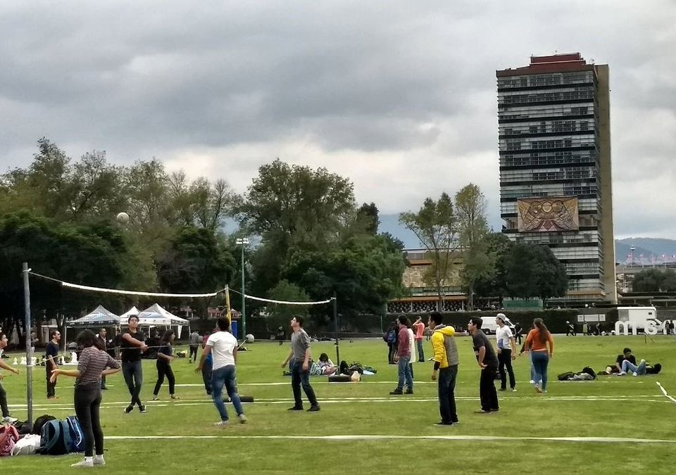 La UNAM reforzará medidas de seguridad y atención psicológica tras el asesinato de un alumno del CCH Sur. El rector Leonardo Lomelí destacó que la universidad no sólo debe formar académicamente, sino también proteger el bienestar de los jóvenes