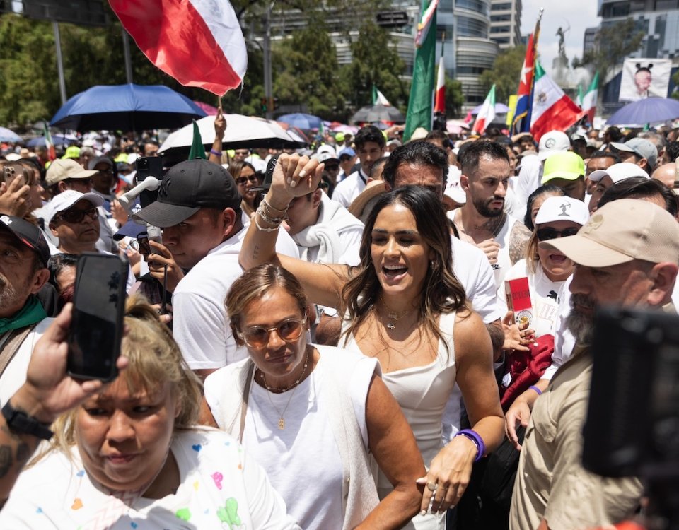 La marcha de Alessandra Rojo de la Vega terminó en fracaso: de los 40 mil que presumía, no llegaron ni 2 mil. Ni con acarreados logró llenar.