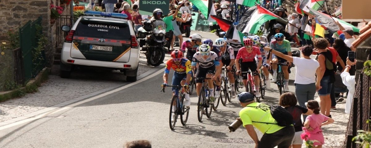 Las protestas contra la represión en Palestina han estado asociadas con la práctica de un instrumento de manipulación social llamado deporte, inexplicablemente todavía con mucho público en sus competencias que nada arrojan beneficios, más que a los organizadores.