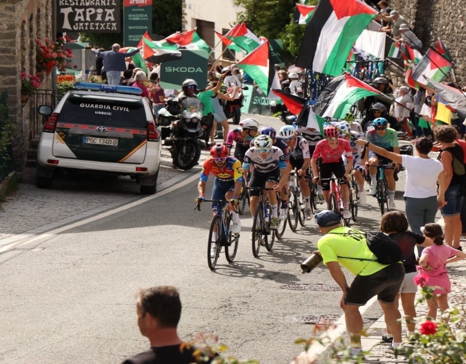 Las protestas contra la represión en Palestina han estado asociadas con la práctica de un instrumento de manipulación social llamado deporte, inexplicablemente todavía con mucho público en sus competencias que nada arrojan beneficios, más que a los organizadores.