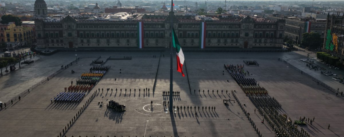 19 de septiembre bandera nacional a media asta en el Zócalo capitalino, en memoria de las víctimas de los sismos ocurridos en 1985 y 2017