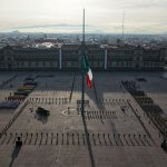 19 de septiembre bandera nacional a media asta en el Zócalo capitalino, en memoria de las víctimas de los sismos ocurridos en 1985 y 2017