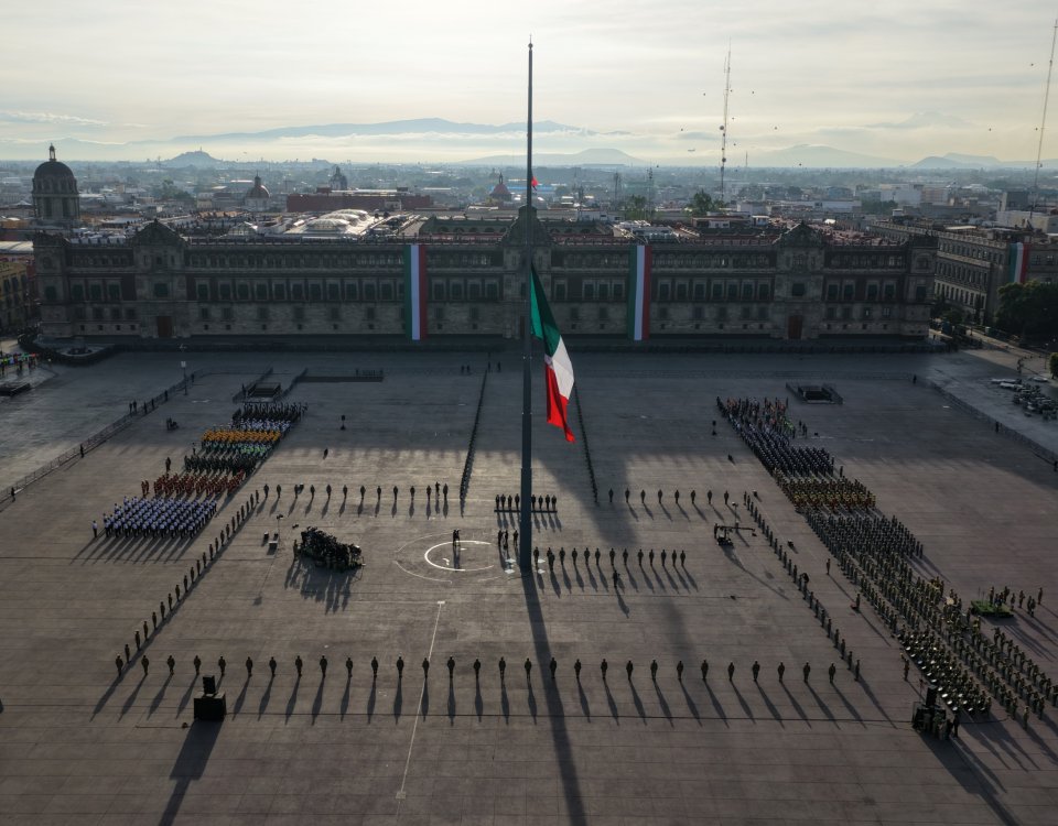 19 de septiembre bandera nacional a media asta en el Zócalo capitalino, en memoria de las víctimas de los sismos ocurridos en 1985 y 2017