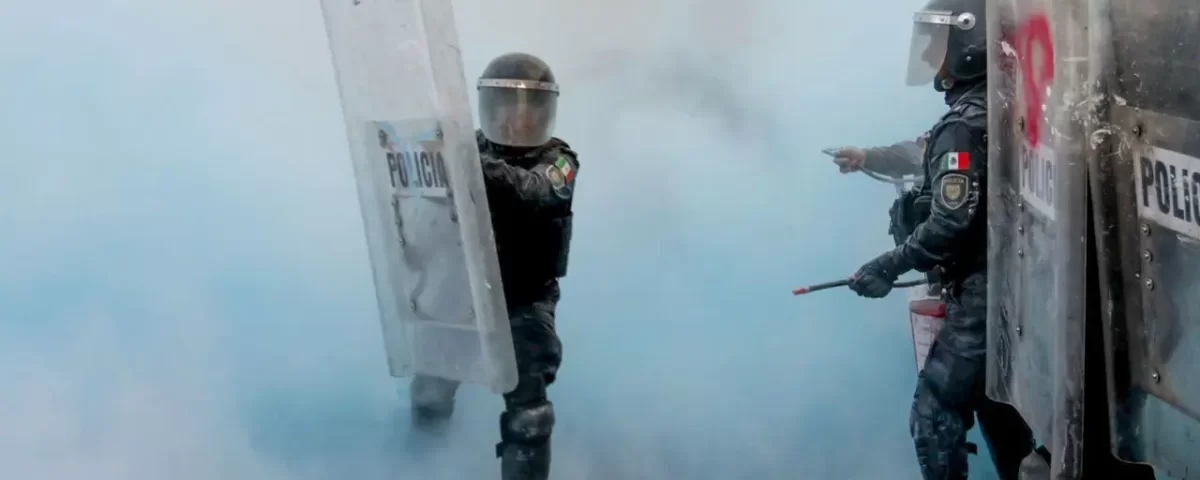 El bloque negro periodístico. Los medios convencionales mostraron una noticia falsa respecto a protestas de policías exigiendo protección. Foto: cuartoscuro