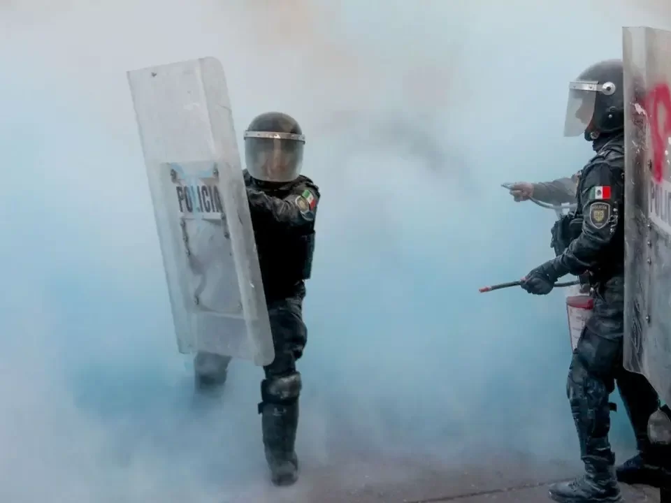 El bloque negro periodístico. Los medios convencionales mostraron una noticia falsa respecto a protestas de policías exigiendo protección. Foto: cuartoscuro