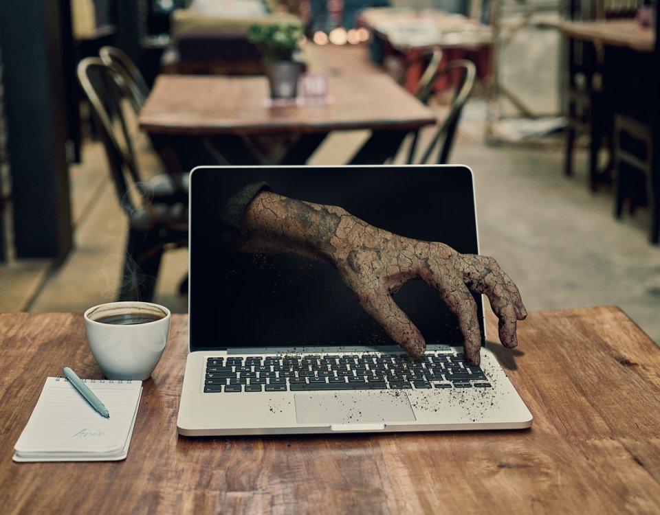 Chayoteros: Reporteros, comentócratas y presentadores de noticias falsas se preparan para asestar un duro golpe al gobierno