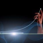 De la teoría a la práctica, la cuántica entró a escala humana. Aquellas ecuaciones abstractas se convirtieron en ingeniería. Los experimentos de John Clarke, Michel Devoret y John Martinis transformaron un circuito eléctrico en un “átomo artificial” 