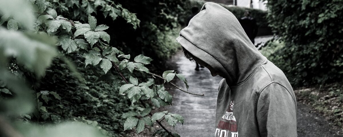 La violencia adolescente surge de factores familiares, sociales y digitales. Conoce sus causas y las claves para prevenirla desde casa