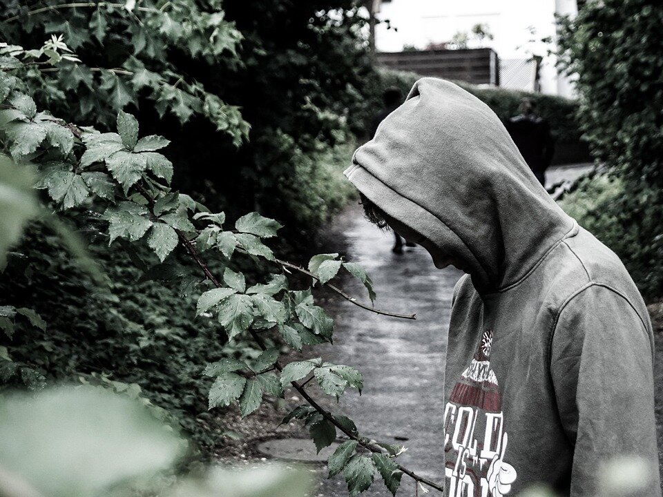 La violencia adolescente surge de factores familiares, sociales y digitales. Conoce sus causas y las claves para prevenirla desde casa