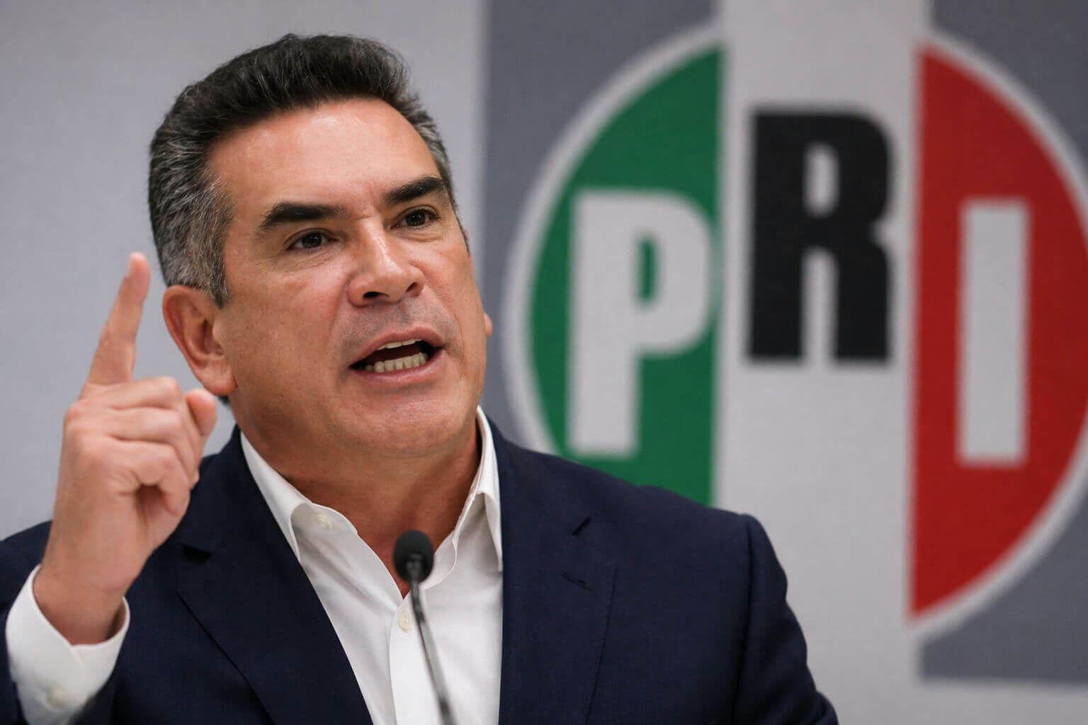Alito acusa censura en IA; iniciativa fue del PRI