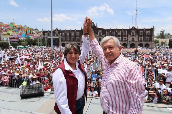 Celebramos con Delfina el triunfo de Morena en Edomex: AMLO