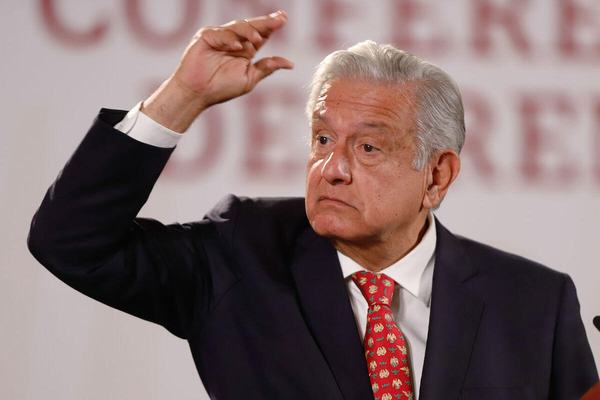 AMLO cumplirá “bajo protesta” orden del INE de guardar silencio