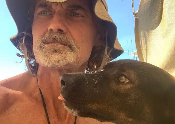 México da cobijo a Tim Shadook y a su perrita Bella, tras naufragio
