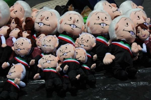 INE pide a Morena deslindarse de venta de 'amlitos'