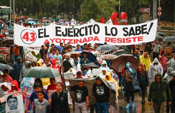 AMLO acusa a adversarios de politiquería en caso Ayotzinapa