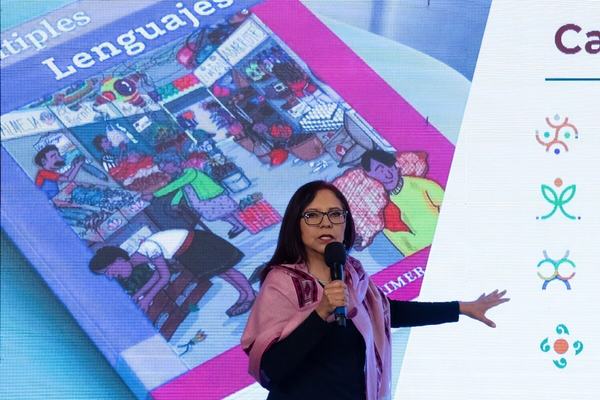 AMLO propone consulta ciudadana sobre Libros de Texto