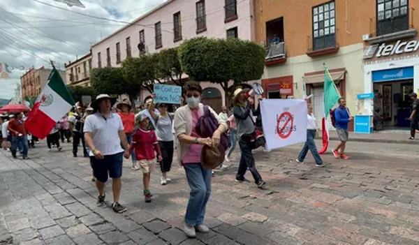 Los conservadores y su flaca protesta contra libros de texto