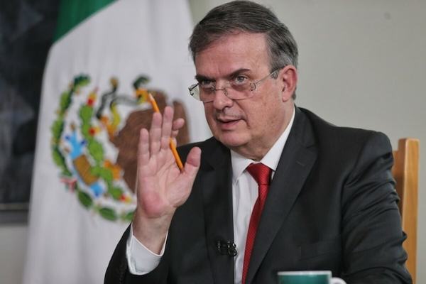 Ebrard se queda en Morena pero pide escrutinio de encuestadoras