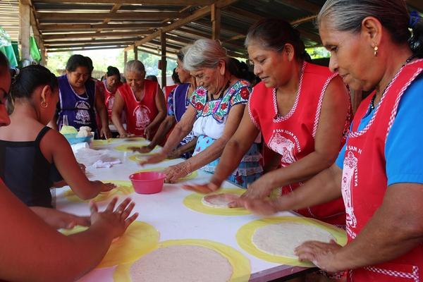 AMLO celebra que hay menos pobres