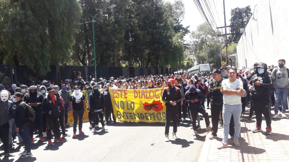 Familiares de Ayotzinapa mantienen plantón frente a Sedena