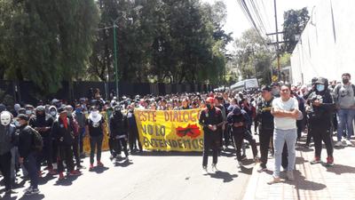 Familiares de Ayotzinapa mantienen plantón frente a Sedena