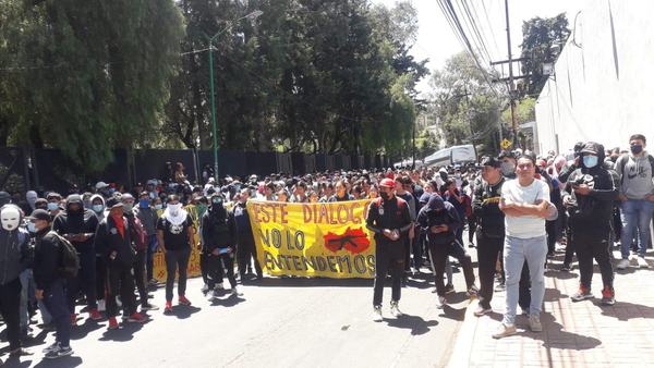Familiares de Ayotzinapa mantienen plantón frente a Sedena