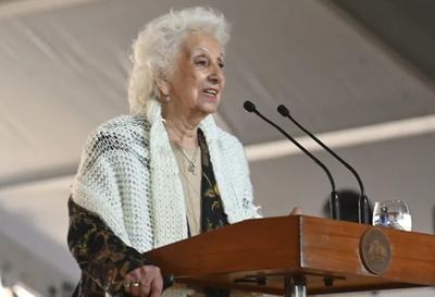 Estela de Carlotto llama en Chile a defender la democracia