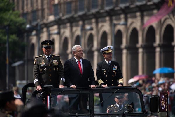 AMLO encabeza desfile militar por aniversario de la Independencia