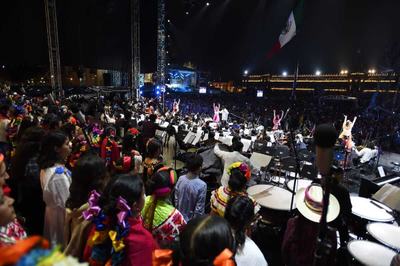 Semilleros Creativos arrancan ovaciones en el zócalo